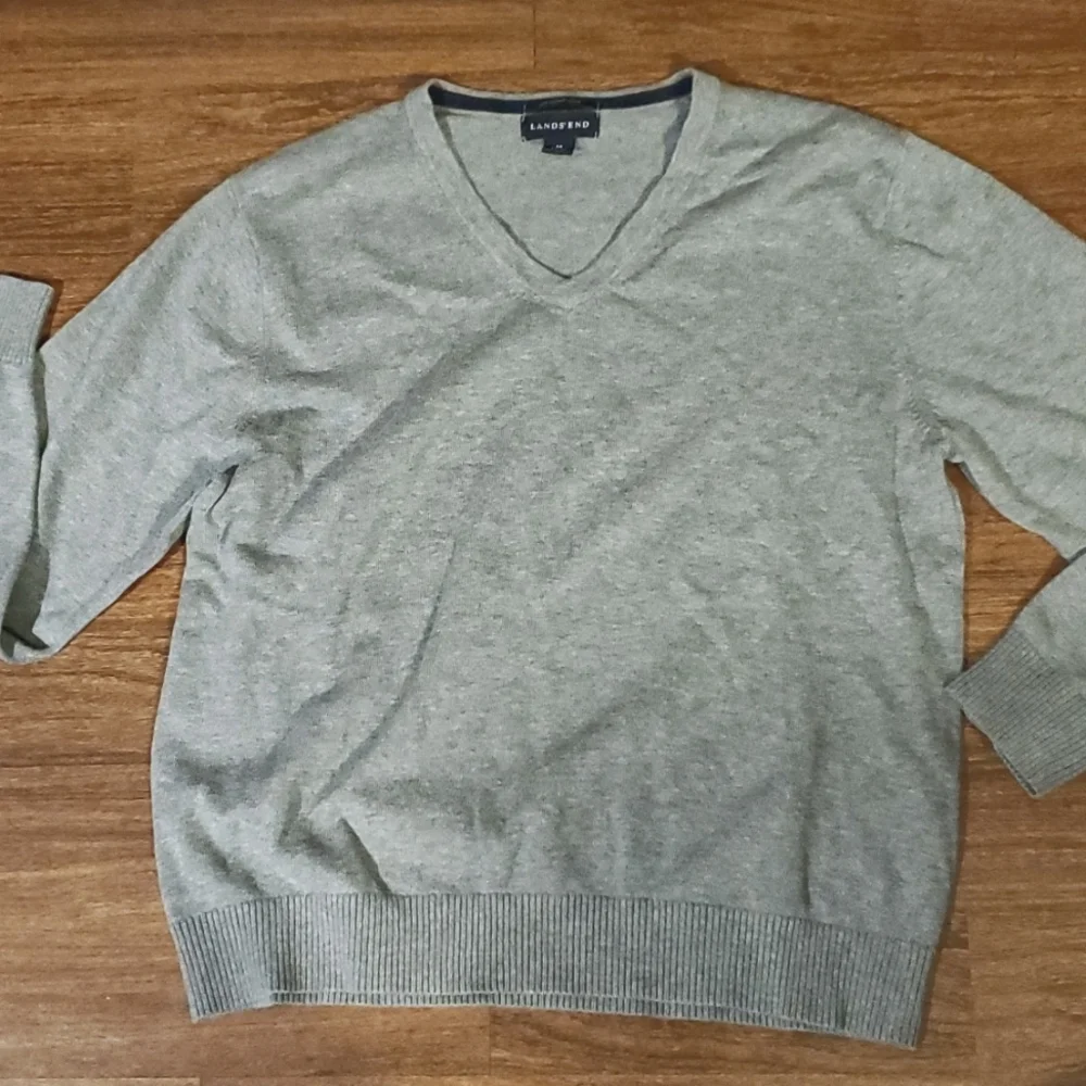 Lands' End Men's V-Neck Gray Pullover Sweater - Size Medium (38-40)
